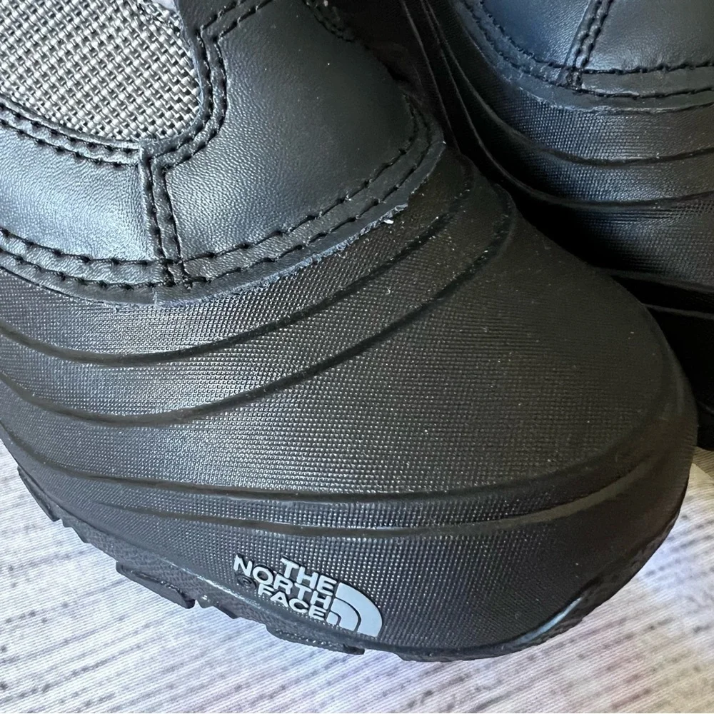 The North Face Alpenglow IV Boots Black YOUTH Size 4